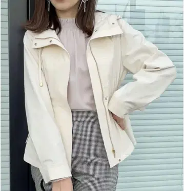 아이보리 후드 부착 마운틴 후드티