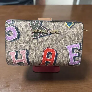 MICHAEL KORS 알파벳 프린트 접이식 지갑