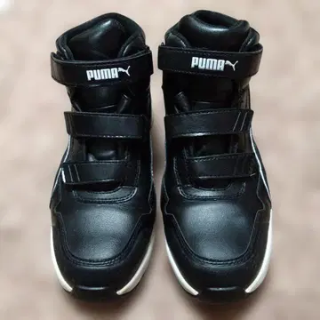 PUMA 블랙 하이컷 스니커즈