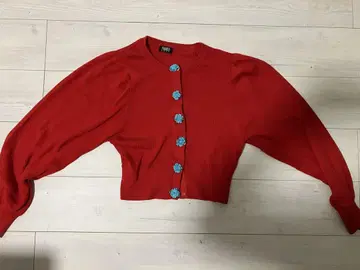 PAMEO POSE 플라워 버튼 부착 레드 스웨터