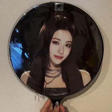 LESSERAFIM 허윤진 부채 2025
