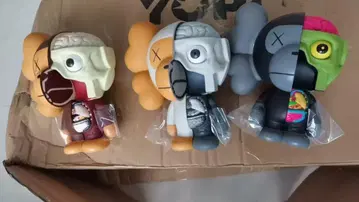 오리지널 페이크 x KAWS 밀로 인체 모형 피규어 화이트
