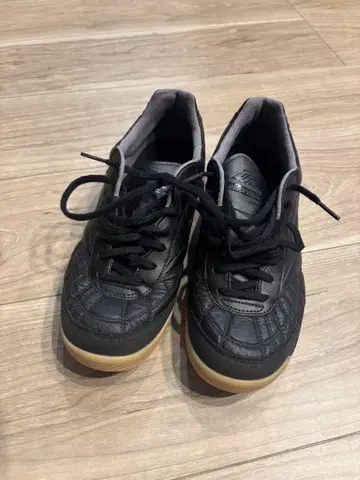 미즈노 에너제이 모렐리아 풋살화 실내 블랙