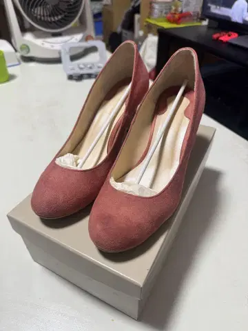 그린 레이블 릴랙싱 살몬 핑크 하이힐