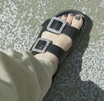 오데뜨 앤 오딜 비쥬 샌들