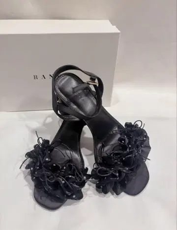RANDA 미니 리본 프릴 힐 샌들 도트