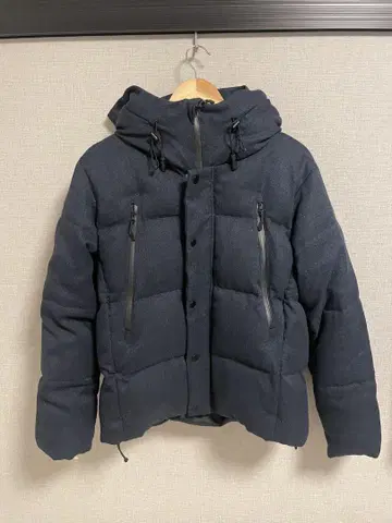 다크 블루 후드 부착 다운 자켓