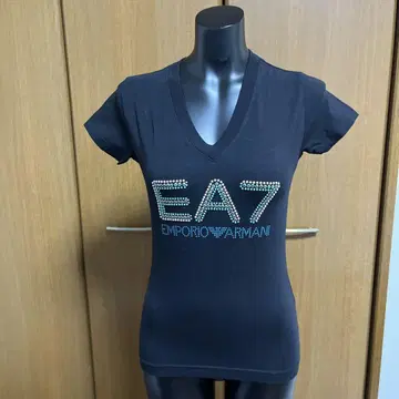 EA7 EMPORIO ARMANI 블랙 V넥T셔츠