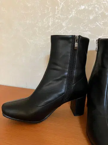 Fin 블랙 지퍼 달린 힐 숏부츠 블랙 LL