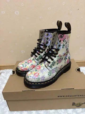 닥터마틴 플라워 프린트 부츠 EU36