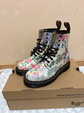 닥터마틴 플라워 프린트 부츠 EU36