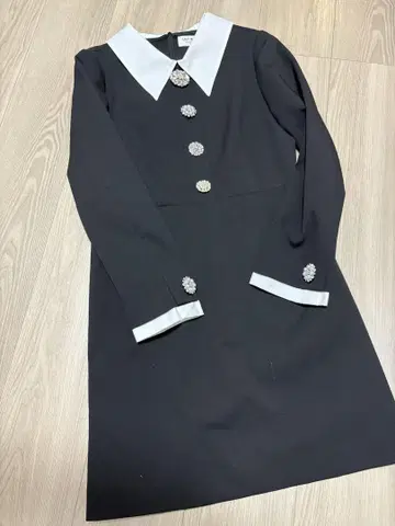 LILY BROWN 비쥬 장식 블랙 원피스