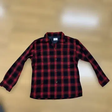 빨간색과 검은색 체크 플란넬 셔츠