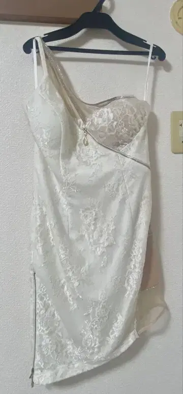 ROBE de FLEURS Glossy 캬바쿠라 드레스