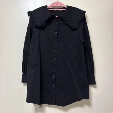 NICE CLAUP 프릴 장식 블랙 긴팔 셔츠