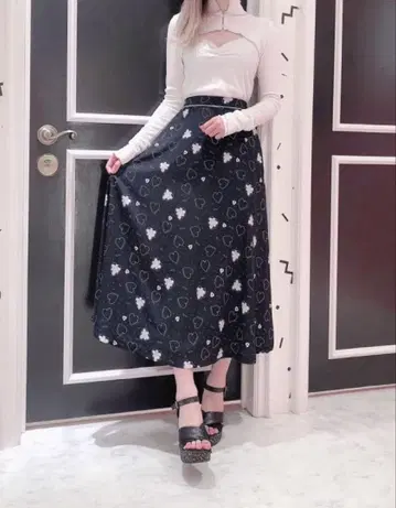 lilLilly x 꽃과 벌 콜라보 하트 무늬 롱 스커트 네이비 도트