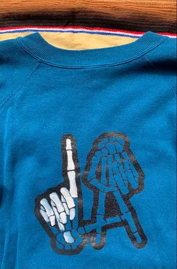 90s 진품 맨투맨 핸드사인 BONES 뼈 해골 역피스