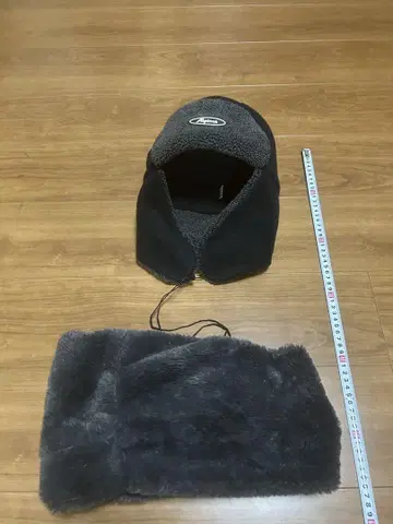 영국 구제 의류점에서 구매한 플라이트 캡 그레이 넥워머 세트