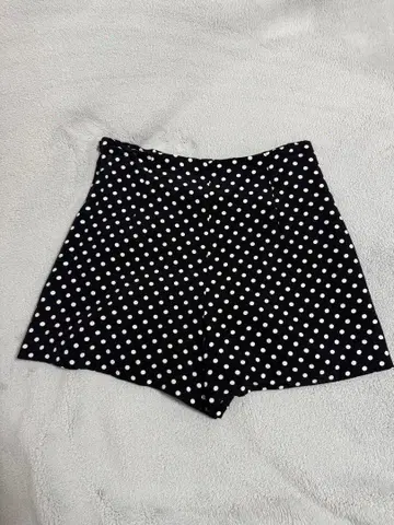 ZARA 하이라이즈 도트 무늬 숏팬츠