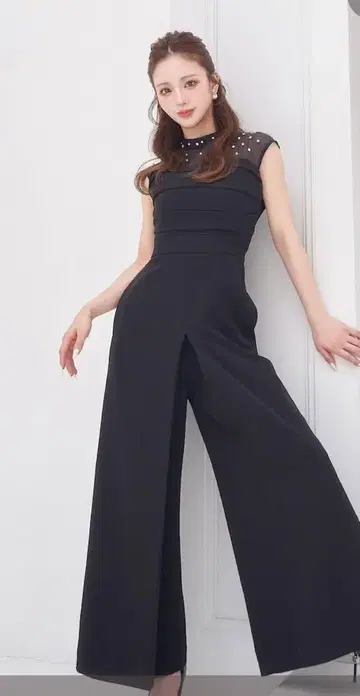 [ 새상품급 ] 펄 비쥬 넥 와이드 베어 올인원