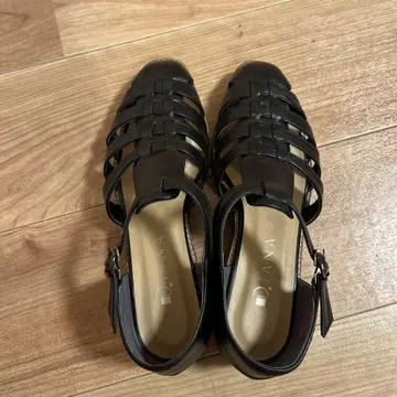 DIANA 블랙 스트랩 샌들