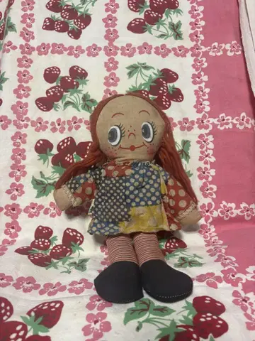 컬러풀한 패브릭 소재 인형 빨간 머리