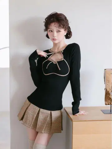 리본 포함 블랙 니트와 플리츠 스커트