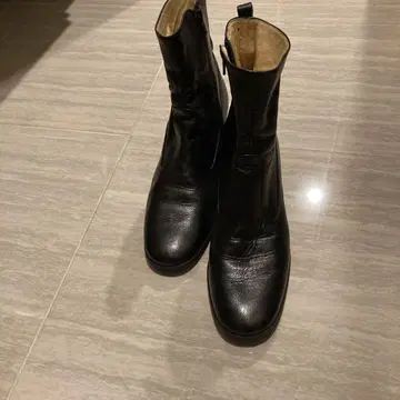 블랙 가죽 지퍼 부츠