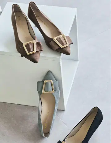 카탈로그 게재 아이템 2way 리본 모티브 힐 펌프스