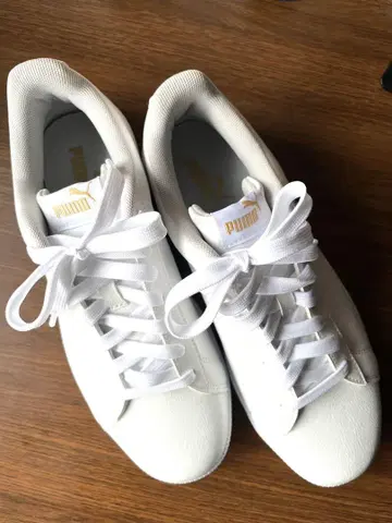 PUMA 화이트 스니커즈 골드 로고