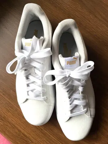 PUMA 화이트 스니커즈 골드 로고