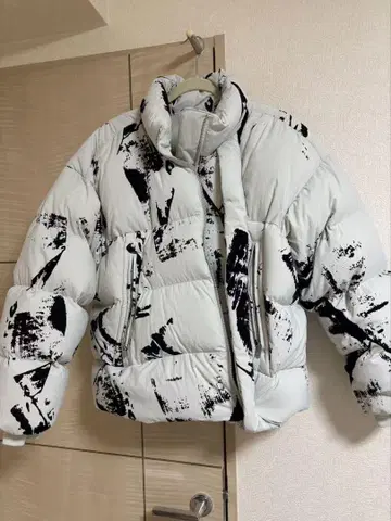 컨디션 최상 Y-3 다운 자켓 화이트 블랙 24시간 이내 발송