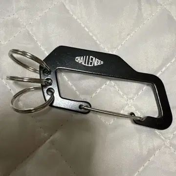 CHALLENGER 블랙 카라비너 키링
