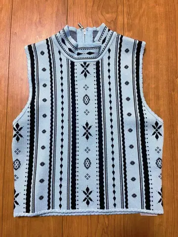 GUESS 슬리브리스 하이넥 상의