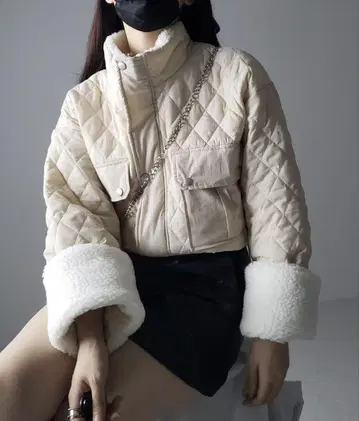 [밑단 조절 가능한 2WAY] 하이넥 보아 퀼팅 숏 블루종