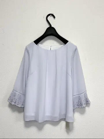 택 포함 새상품. 데뷔 피오레 레스 빠세 자수 블라우스