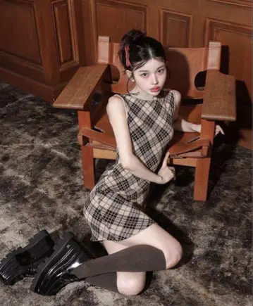 다리치 체크 자카드 슬리브리스 니트 미니 원피스