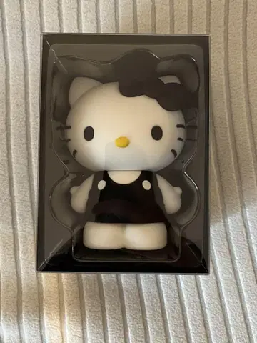 LOWRYS FARM HELLO KITTY 퀼팅 피규어 블랙