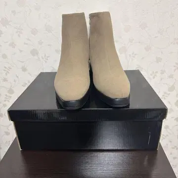 베이지 스웨이드풍 숏부츠 지퍼 포함