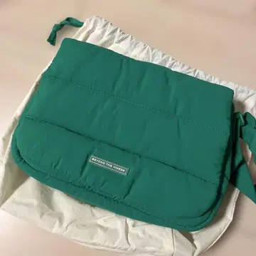 BEYOND THE VINES Poofy Bag 그린