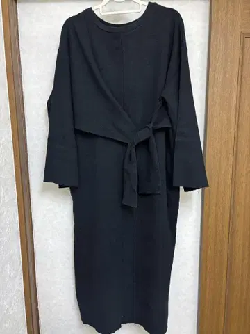 허리 리본 포함 블랙 롱 원피스