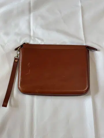 A.P.C. 브라운 스트랩 클러치백