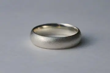 은색의 둥근 반지 / 4.5mm