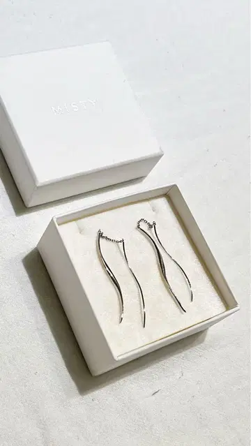 MISTY 메탈릭 체인 귀걸이