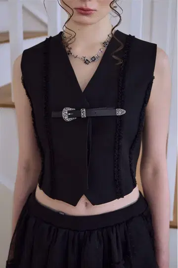 ROSE FRANTZ 레이스 벨트 베스트 BLACK 상의