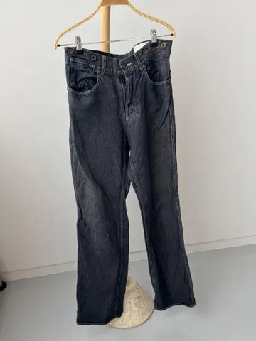 다크 블루 스트레이트 데님 여러 개의 버튼 포함