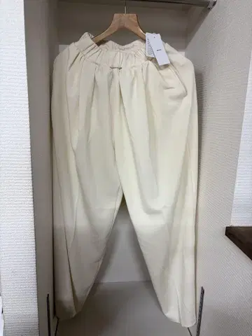 크림색 와이드 팬츠 뒷면 포켓 부착