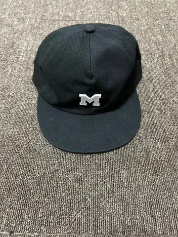 블랙 M 자수 캡 노움코어