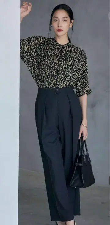 iCB BackSatinAmunzen 5부 소매 밴드 카라 블라우스