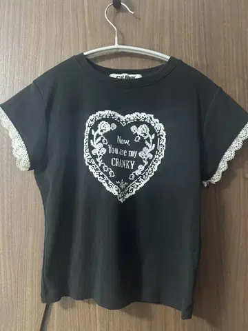 CRANK LACE HEART PRINTING TOP 티셔츠 한국